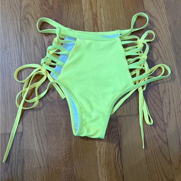 Yellow bikini bottoms - Picture 1 of 2